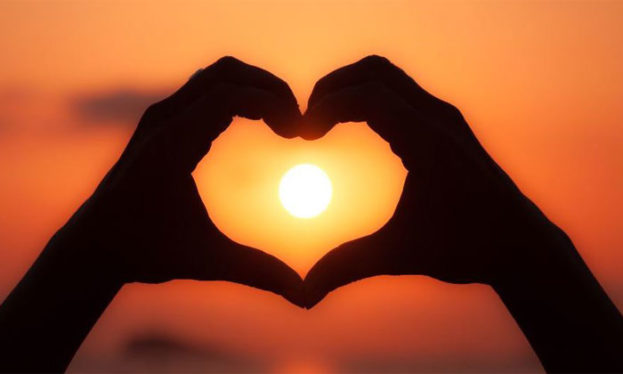 صور قلوب حب بالايدي مع غروب الشمس -عالم الصور
